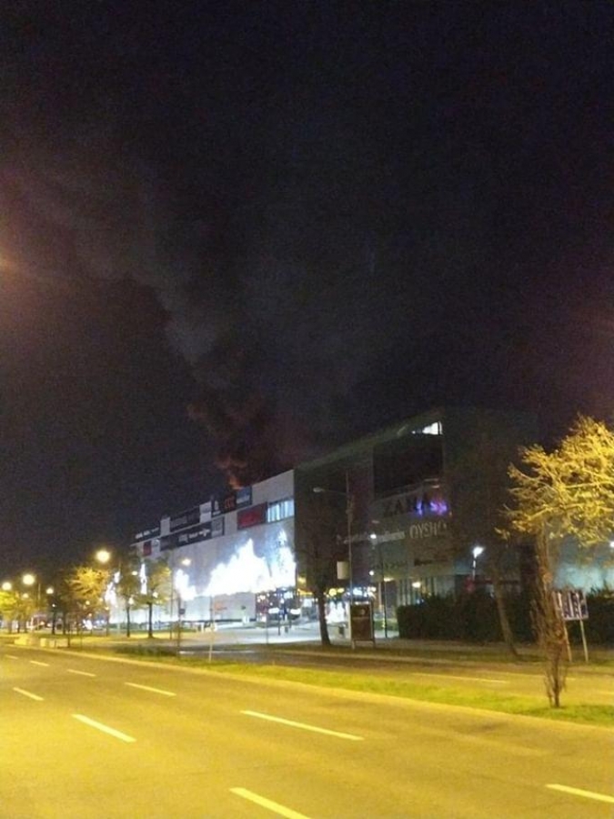(FOTO) POŽAR U PROMENADI: Gorele instalacije, gust crni dim iznad objekta
